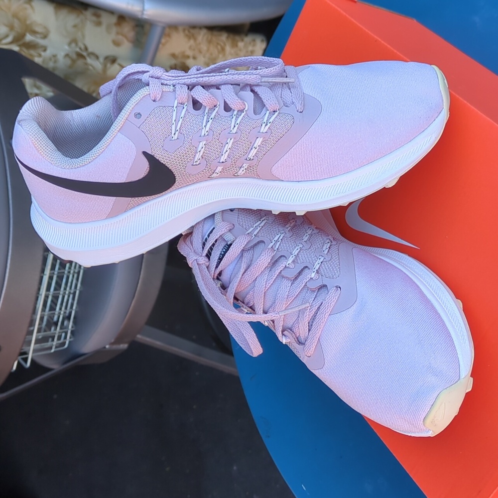 Nike Running shoes, Pink Color, Size 8 - Picture 2 of 8